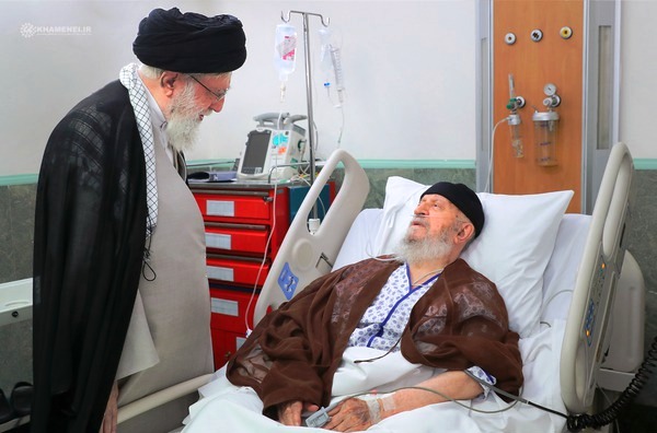 عیادت رهبر معظم انقلاب اسلامی از آیتالله مکارم شیرازی