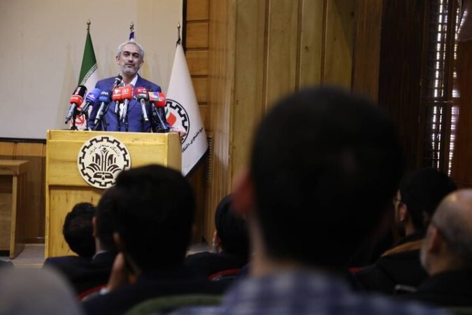 وزیر اقتصاد: بانک‌های ناترازی یا اصلاح می‌شوند یا تعطیل خواهند شد