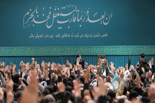 رهبر معظم انقلاب: توقعات بحق مردم مانع دفاعشان از انقلاب نمیشود رهبر معظم انقلاب: توقعات بحق مردم مانع دفاعشان از انقلاب نمیشود