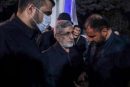 حضور سردار قاآنی در مراسم استقبال از پیکر شهید نیلفروشان/ فیلم