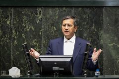 وزیر اقتصاد از سمت خود برکنار شد